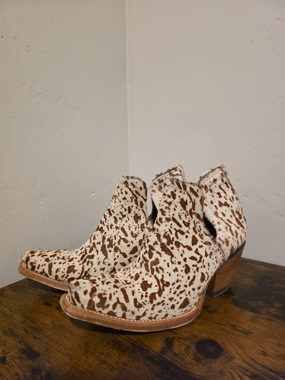 Ariat Women's Cowhide Ankle Bootie- sz 7.5